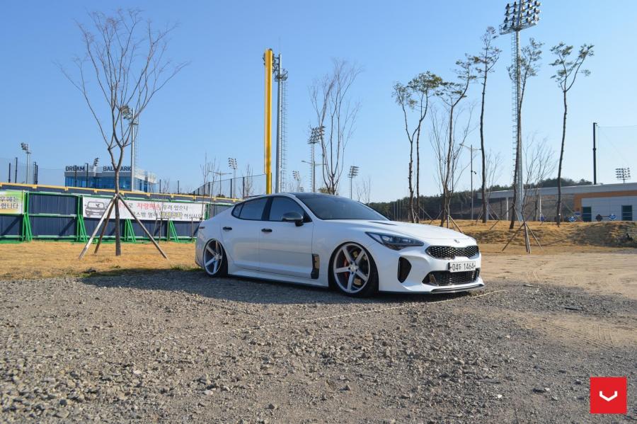  Kia Stinger GT on Vossen Wheels (CV3R) (CK) 2018 года  (фото 1 из 5)